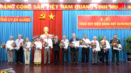 Ban Thường vụ Tỉnh ủy An Giang trao Huy hiệu Đảng đợt Quốc khánh 2/9/2022