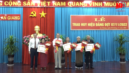 Ban Thường vụ Tỉnh ủy An Giang trao Huy hiệu Đảng đợt 7/11/2022