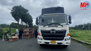 An Giang: Tạm giữ ôtô tải vận chuyển số lượng lớn hàng hóa xuất xứ nước ngoài không hóa đơn, chứng từ