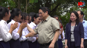 Thủ tướng Chính phủ Phạm Minh Chính thăm gia đình chính sách và giáo viên, học sinh dân tộc