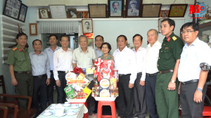 Bí thư Tỉnh ủy An Giang Lê Hồng Quang thăm, tặng quà gia đình chính sách, người có công cách mạng tại TP. Châu Đốc