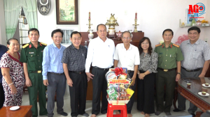 Chủ tịch UBND tỉnh thăm, tặng quà Mẹ Việt Nam anh hùng, gia đình chính sách ở TP. Long Xuyên