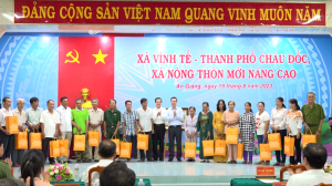Chủ tịch nước Võ Văn Thưởng thăm, tặng quà Nhân dân xã Vĩnh Tế
