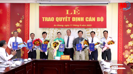 UBND tỉnh An Giang trao quyết định cán bộ