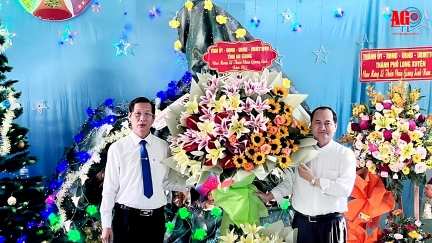 Phó Chủ tịch UBND tỉnh An Giang Lê Văn Phước thăm, chúc mừng Giáng sinh năm 2023