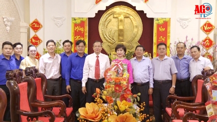 Phó Bí thư Thường trực Tỉnh ủy, Chủ tịch HĐND tỉnh An Giang chúc Tết các đơn vị, doanh nghiệp ở TP. Long Xuyên.
