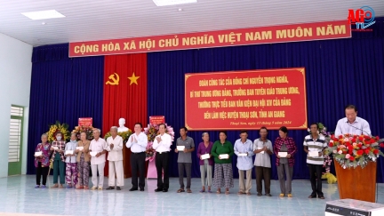 Bí thư Trung ương Đảng, Trưởng ban Tuyên giáo Trung ương Nguyễn Trọng Nghĩa làm việc tại huyện Thoại Sơn