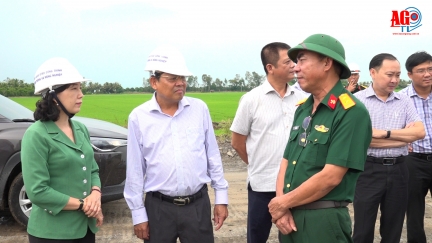 Phó Chủ tịch UBND tỉnh An Giang Nguyễn Thị Minh Thúy khảo sát các công trình trọng điểm