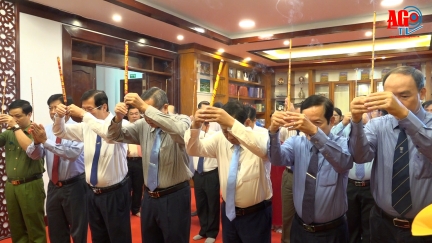 Lãnh đạo tỉnh An Giang dâng hoa, dâng hương Bác Hồ, Bác Tôn tại Nhà truyền thống Tỉnh ủy