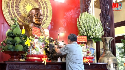 Chủ tịch nước Tô Lâm viếng, dâng hương tại đền thờ Chủ tịch Tôn Đức Thắng