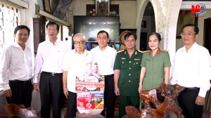 Phó Chủ tịch UBND tỉnh An Giang Lê Văn Phước thăm và tặng quà các gia đình chính sách ở TP. Long Xuyên