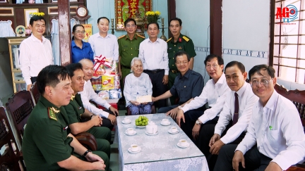 Bí thư Tỉnh ủy An Giang Lê Hồng Quang thăm, tặng quà gia đình chính sách nhân kỷ niệm 77 năm Ngày Thương binh - Liệt sĩ
