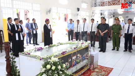 Bí thư Tỉnh ủy An Giang Lê Hồng Quang viếng lễ tang Đức Giám mục Gioan Baotixita Bùi Tuần