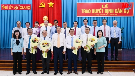 Ban Thường vụ Tỉnh ủy An Giang trao quyết định cán bộ