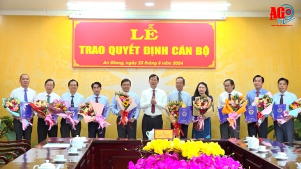 UBND tỉnh An Giang trao quyết định đối với 10 cán bộ