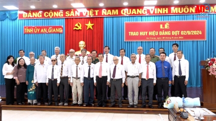 An Giang trao Huy hiệu Đảng đợt 2/9