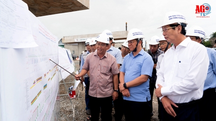 Chủ tịch UBND tỉnh An Giang Hồ Văn Mừng kiểm tra tiến độ thi công cao tốc, đoạn qua địa phận tỉnh