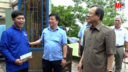 Lãnh đạo tỉnh An Giang thăm hỏi các hộ dân bị ảnh hưởng bởi giông, lốc ở TX. Tân Châu và huyện An Phú