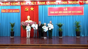 An Giang trao Huy hiệu Đảng đợt 7/11