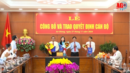 UBND tỉnh An Giang công bố và trao quyết định cán bộ