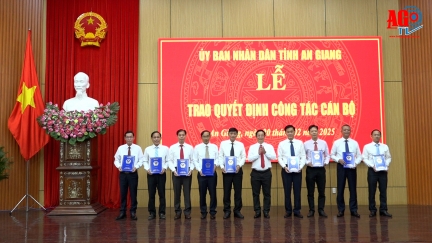 UBND tỉnh An Giang công bố các quyết định thành lập cơ quan chuyên môn, đơn vị sự nghiệp công lập và trao quyết định công tác cán bộ