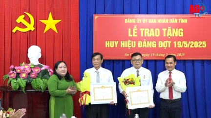 Ban Thường vụ Đảng ủy UBND tỉnh An Giang trao Huy hiệu Đảng đợt 19/5