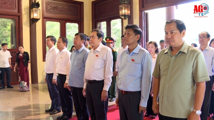 Chủ tịch Quốc hội Trần Thanh Mẫn dâng hương tại đền thờ Chủ tịch Tôn Đức Thắng