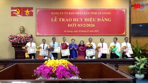 Trao Huy hiệu Đảng cho 18 đảng viên thuộc Đảng bộ UBND tỉnh An Giang