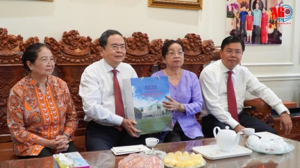 Chủ tịch Quốc hội Trần Thanh Mẫn thăm, tặng quà gia đình chính sách tại An Giang