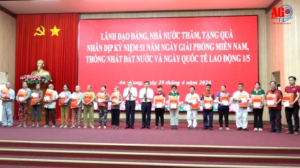 Chủ tịch Quốc hội tặng quà gia đình chính sách, công nhân, người lao động khó khăn tại An Giang