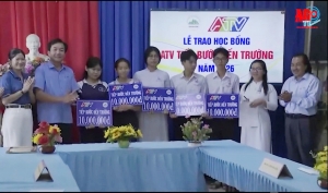"ATV Tiếp bước đến trường" trao học bổng cho em Ngô Thị Mỹ Duyên