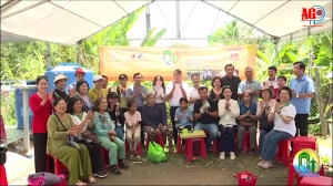 “Mở lối vào đời” trao 93,6 triệu đồng hỗ trợ 2 đứa trẻ bán vé số nuôi mẹ mù lòa