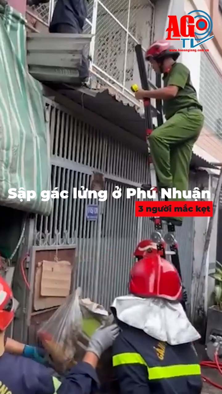 Sập gác lửng ở Phú Nhuận, 3 người mắc kẹt