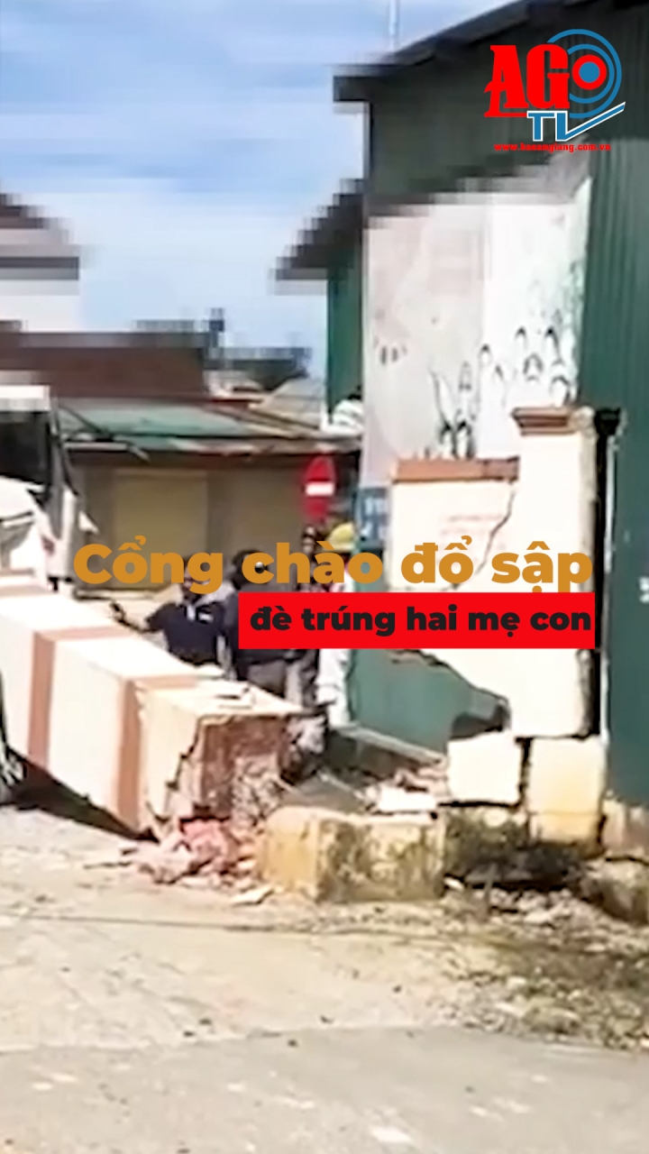 Cổng chào đổ sập, đè trúng hai mẹ con