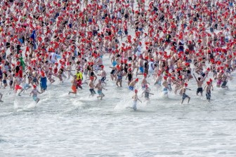 Người dân trên thế giới đua nhau đi tắm biển dịp đầu năm