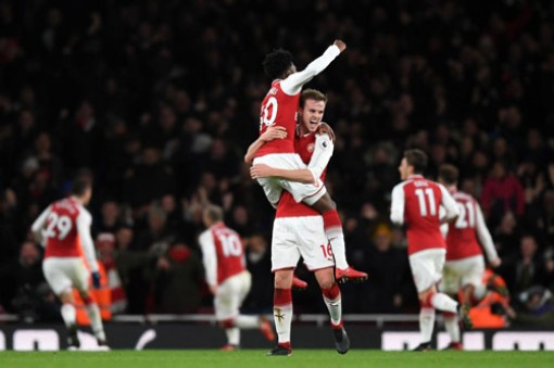 Hòa Chelsea phút bù giờ, Arsenal 'cán mốc' 4 quả phạt đền