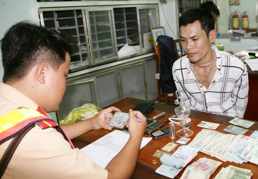 An Giang: Bắt giữ đối tượng tàng trữ ma túy, thu giữ 1 khẩu súng và nhiều dao, kiếm
