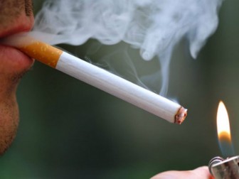 Hút thuốc lá tăng nguy cơ phẫu thuật cột sống