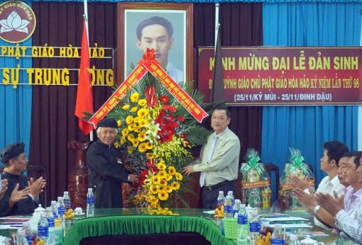 Lãnh đạo tỉnh chúc mừng lễ Đản sinh Đức Huỳnh Giáo chủ Phật giáo Hòa Hảo