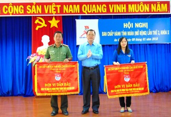 Tặng Bằng khen các tập thể, cá nhân hoàn thành xuất sắc công tác Đoàn và phong trào thanh, thiếu nhi