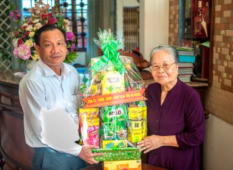 Thăm và tặng quà Đại lễ Đản sinh Đức Huỳnh Giáo chủ Phật giáo Hòa Hảo