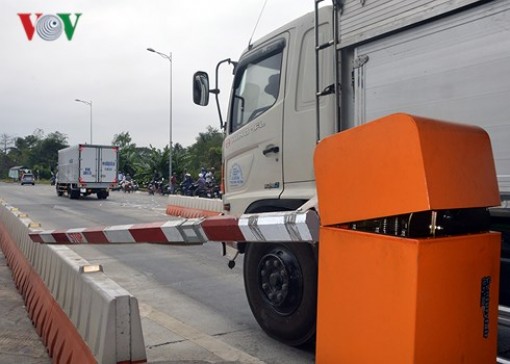 Tài xế phi xe làm hỏng thanh chắn trạm BOT Sóc Trăng