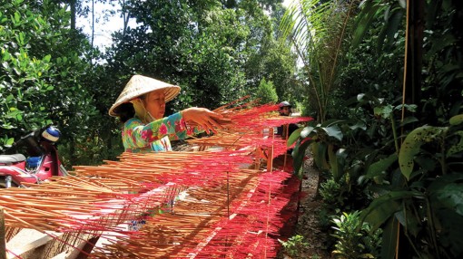 Làm nhang bán Tết