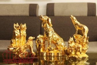 'Linh khuyển mạ vàng' chiếm lĩnh thị trường quà Tết Mậu Tuất