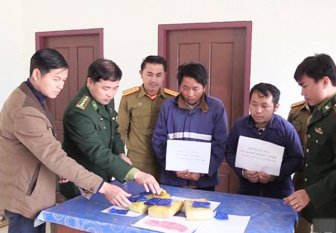 Bắt nóng 2 đối tượng người Lào chuyển 18.000 viên ma túy