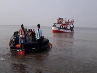 Ấn Độ: Lật tàu chở học sinh, rơi máy bay ở bang Maharashtra
