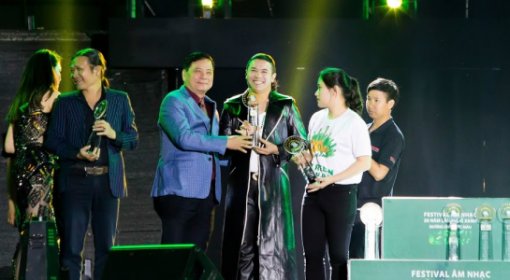 Kasim Hoàng Vũ nhận giải Ca sĩ cống hiến trong đêm nhạc đầy sôi động