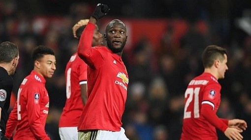 MU - Stoke: Rút ngắn khoảng cách