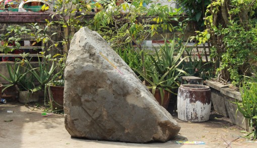 Phát hiện "khối đá" nổi trên Kinh Nước Mặn