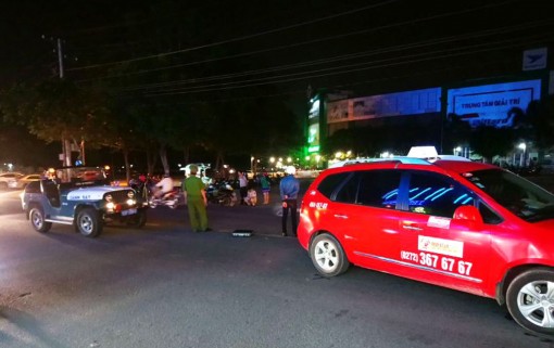 Taxi va chạm môtô, 1 thanh niên bị thương nặng